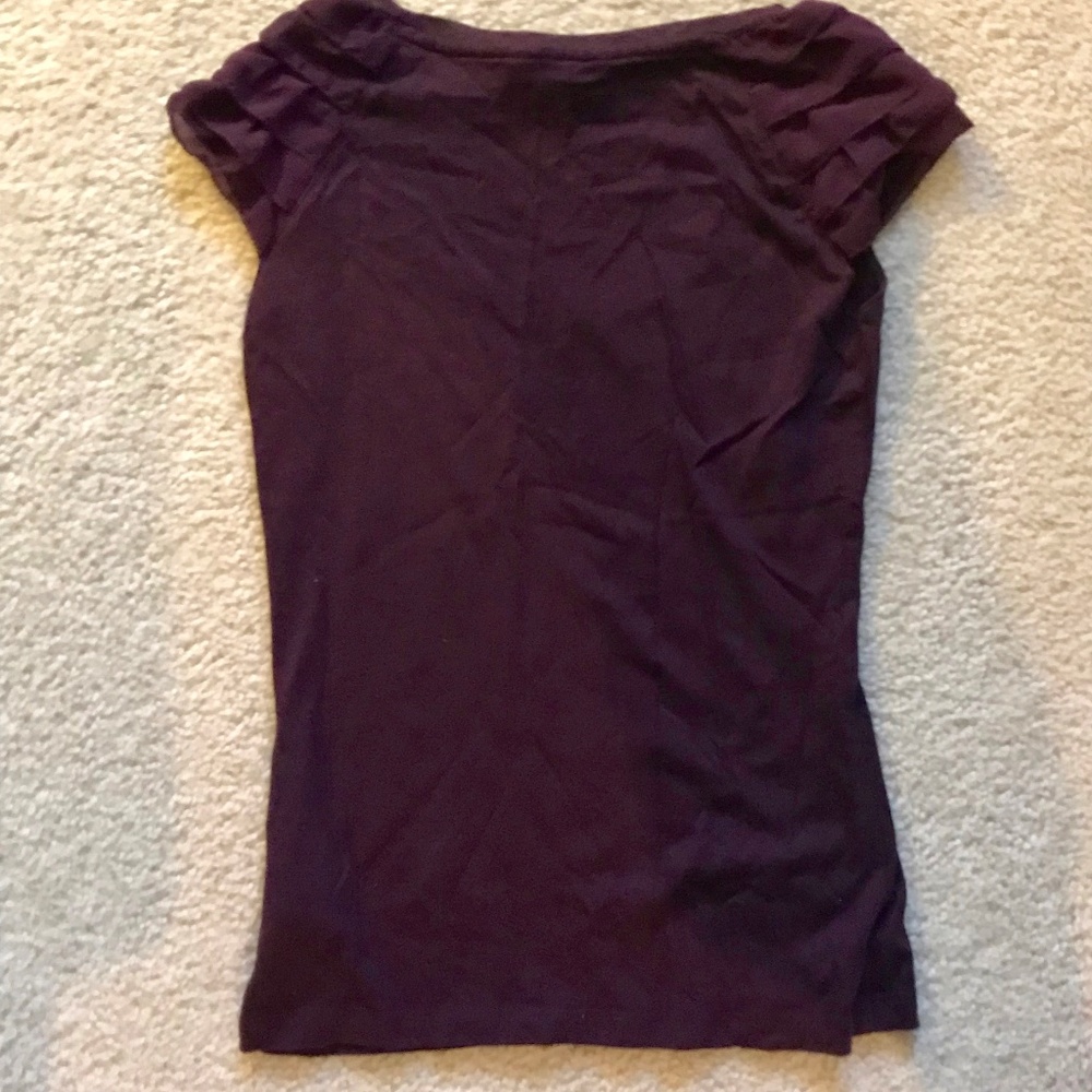 Beautiful basic tee with ruffled shoulder - Picture 5 of 5